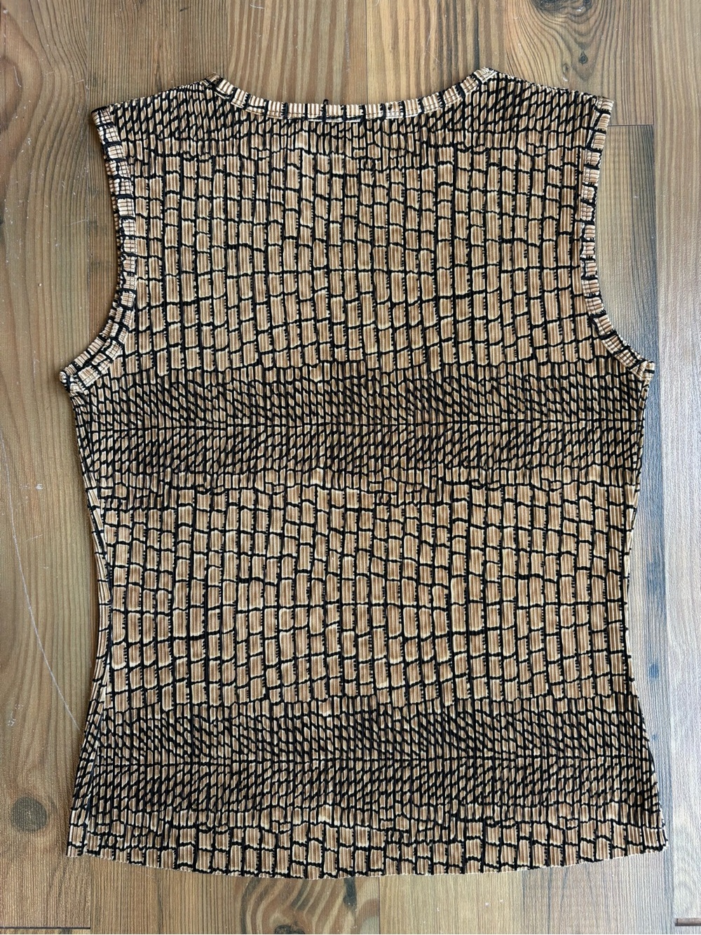 Sleeveless Patterned crinkle Tank Top - Picture 4 of 4